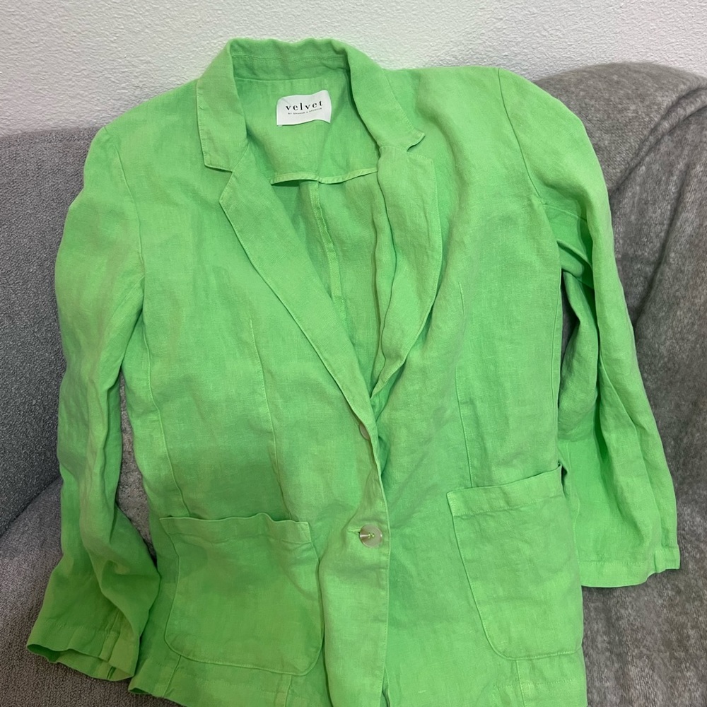 Velvet by Graham and Spencer Cassie Linen blazer